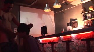 Smooth body twink blows massive daddy prick & takes it bareback