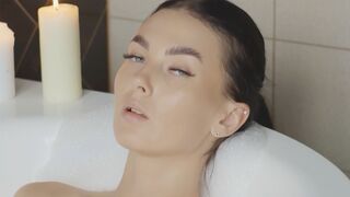 Big natural tits beauty enjoyed sexy posing & exposed gorgeous huge tits