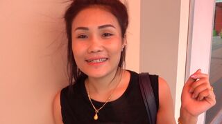 Thai amateur chick picked up in a Tuk Tuk & taken to his hotel